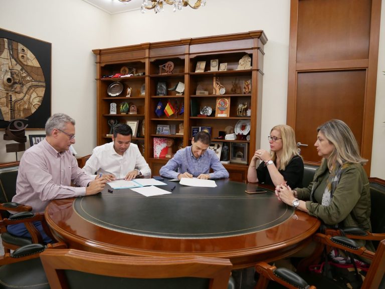 Lee más sobre el artículo EL AYUNTAMIENTO DE CREVILLENTE EVIDENCIA SU RESPALDO AL SECTOR DE LA ALFOMBRA Y MOQUETA CON LA FIRMA DE UN CONVENIO DE COLABORACIÓN PARA 2025.