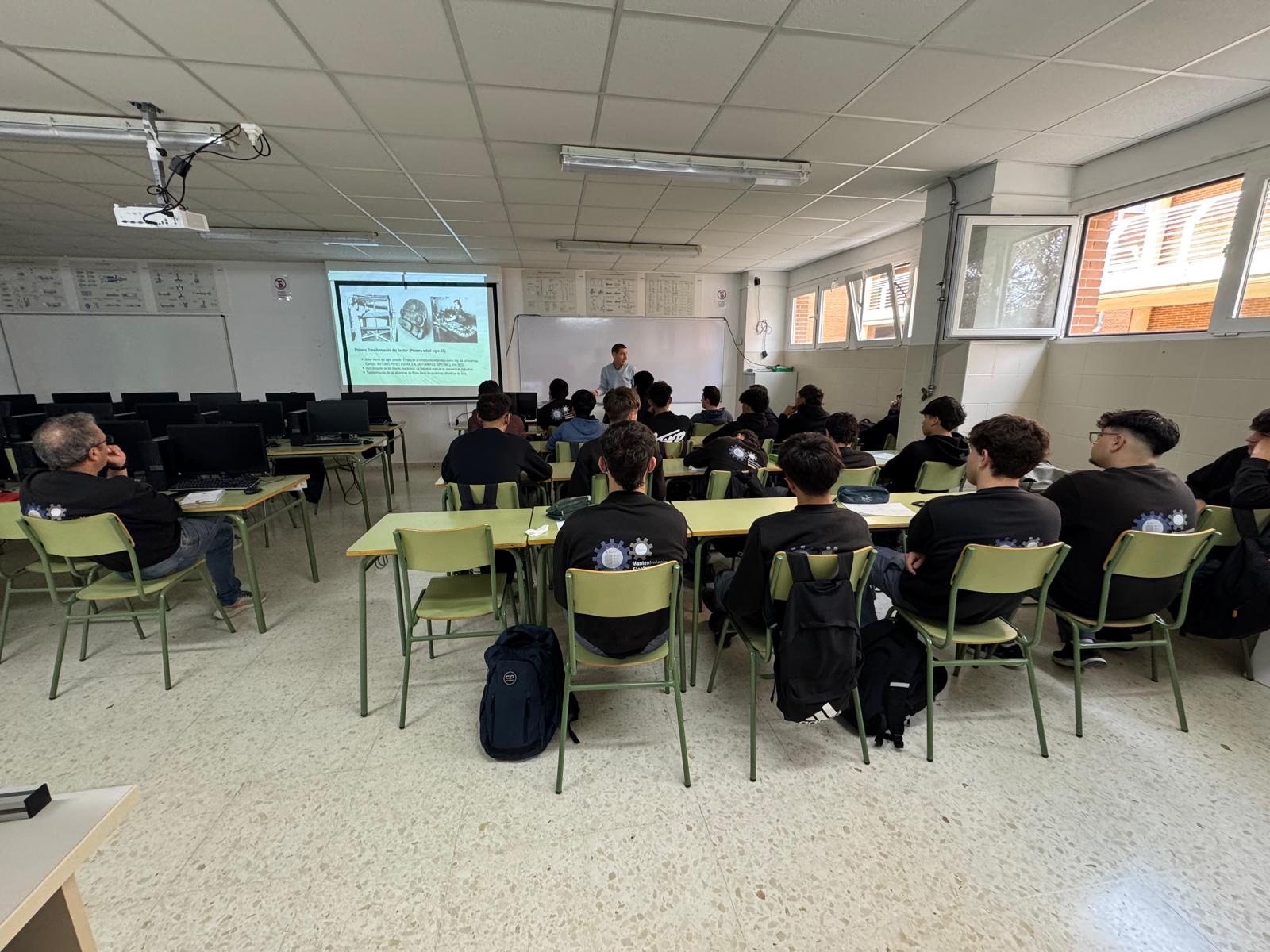 En este momento estás viendo UNIFAM, EL IES CANÓNIGO MANCHÓN Y LAS EMPRESAS DEL SECTOR ALFOMBRA Y MOQUETA DE CREVILLENTE COLABORAN PARA FOMENTAR EL RELEVO GENERACIONAL EN SUS PROCESOS PRODUCTIVOS.