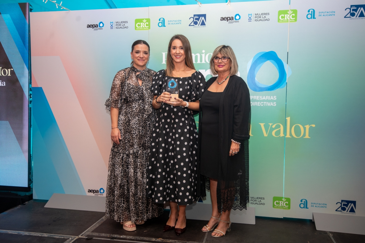 Lee más sobre el artículo MERCEDES RODRÍGUEZ PASTOR, DIRECTORA CREATIVA DE LA EMPRESA “ALFOMBRAS HISPANIA”, GALARDONADA CON EL PREMIO AEPA 2025 AL TALENTO JOVEN.